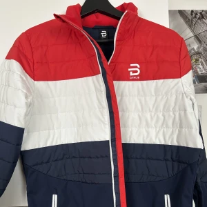 Jack  - Fin och varm jacka från Stadium Oanvänd, ord 3000 kr, finns i Västerås 