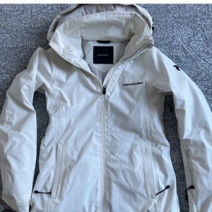 Skidjacka peak performance  - Skickjacka från peak använd en säsong💓 Liten sminkflöck på insidan av jackan, men annars i väldigt bra skick🥰🥰