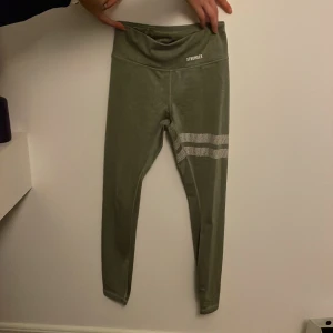 Träningsbyxor  - Säljer nu mina strongertights då dom är för korta. Färgen är grå/grön i väldigt fint skick. Storleken är xs.