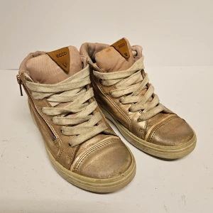 Ecco skor  - Ecco skor i rosa metalic färg.  Välanvända men i fint funktionellt skick.  Har inte försökt tvätta dem utan de säljs i befintligt skick och går säkert att piffa till mer. Storlek 34. Nypris 800 kr. 