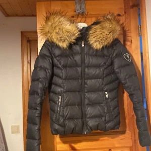 Rockandblue Jacka  - Jacka i bra skick, väldigt lite andvänd, som ny skick,fejkpäls. 
