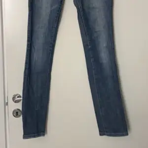 Säljer ett par jättefina Victoria Beckham jeans! Knappt använda. Byxorna sitter lite straight på mig så skulle nog säga att modellen då är straight. Köptes för 500kr säljer för 350kr 💞  