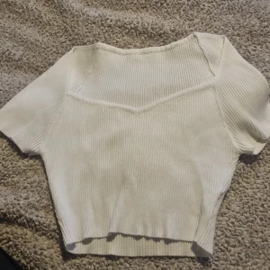 Vit tröja  - Vit snygg tröja säljer för 45kr+frakt 