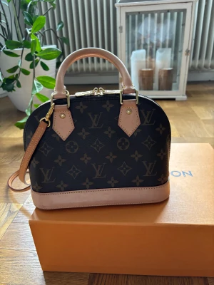 Louis Vuitton väska - Äkta Louis Vuitton väska köpt i Louis Vuitton butiken sparsamt använt. 