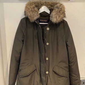 Woolrich - Woolrich jacka dam storlek L, men snarare storlek M.  Jätte fin grön färg, jätte fint skick