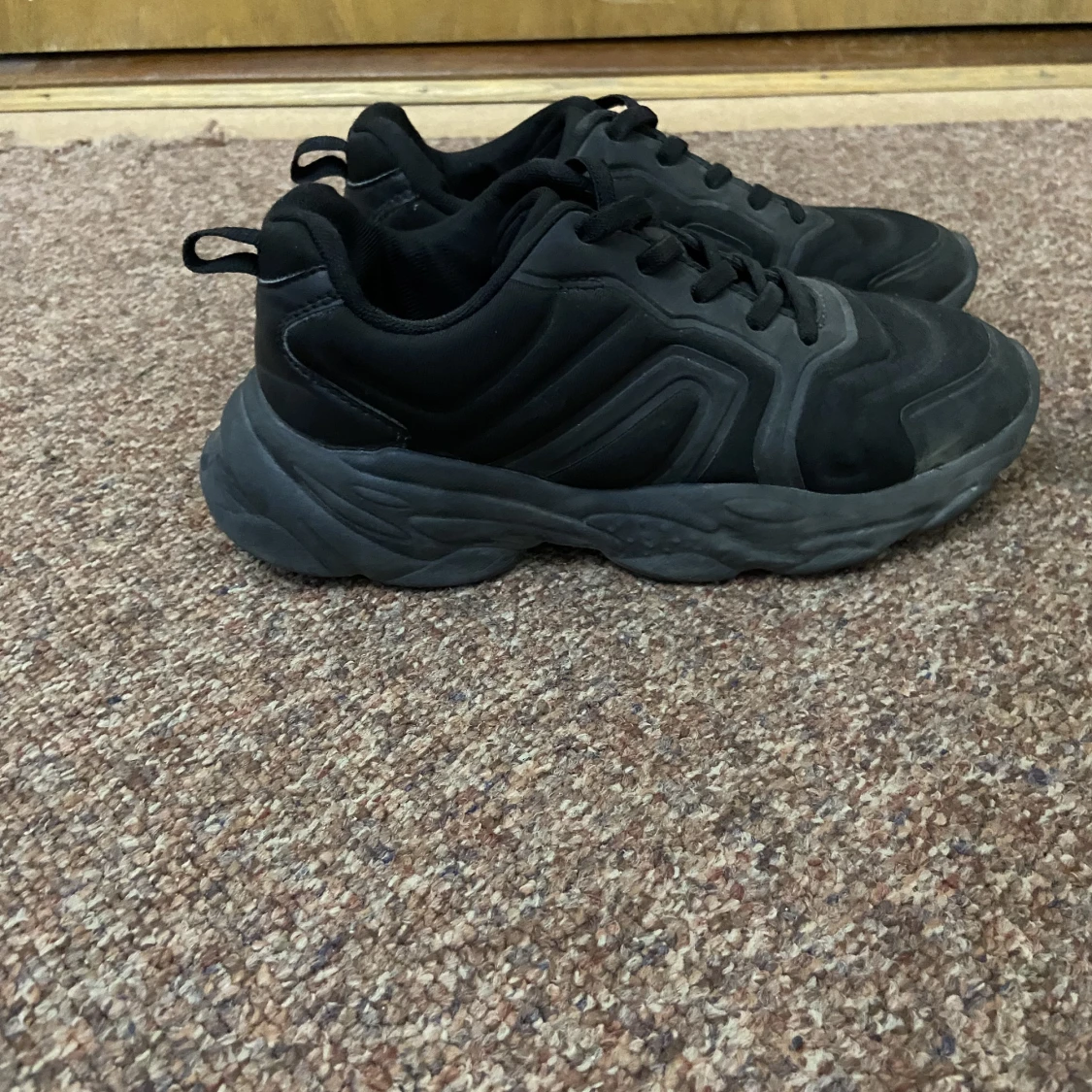 ACCOMPLICE WIDE BLACK