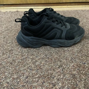 ACCOMPLICE WIDE BLACK - Skorna är bra för vinter och är vattentäta skor. 