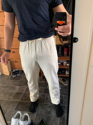 Linnebyxor strl 31/M - Linnebyxor i blandat material med bomull, storlek 31/M och aldrig använda. Lappar kvar.