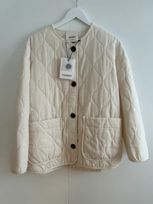 Vit dunjacka  - Säljer min vita dunjacka som aldrig har kommit till andvändning. Supper snygg och lite overzised. Prislappen kvar! 💕