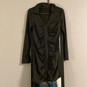 klänning - Fin klänning med lent material. Används knappt, som nyttskick. Kontakta mig om ni har några frågor<3