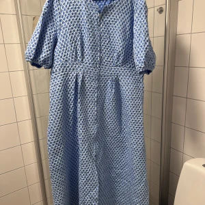 Ljusblå midiklänning - Ljusblå midiklänning  Använt 1-2 gånger   Storlek ungefär 52