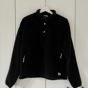North face fleece - En anorak/fleece från North face i tjockt gosigt tyg, använd få gånger och i superbra skick! Nypris ca 1500kr