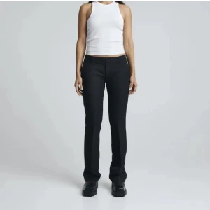 Kostymbyxor - Säljer mina kostymbyxor från bik bok som knappast är använda, slittsarna där nere är igensydda vilket man inte ser! 💗skriv för fler bilder! 