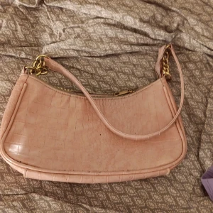 Handväska Rosa  - Handväskan bra skick billigt 