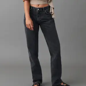 Helt nya low straight jeans från Gina tricot. Supersnygga och sköna, råkade beställa 2 🩷💐 storlek 40 passar 38-42 beroende på hur du vill att de ska sitta!