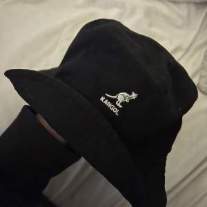 Jättefin buckethat från Kangol som endast är använd en gång. Storlek S och nypriset för den är på 750kr