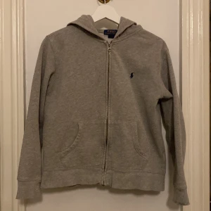 Ralph lauren zip - Jag säljer min polo ralph lauren tröja i skick 7/10. Jag säljer tröjan pga att den är för liten för mig. Tröjan har ett väldigt litet hål som inte syns när man har på sig tröjan, finns på bild 2.