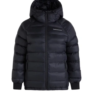 Peak performance jacka Dam - Hej! Jag säljer denna fina jacka från peak performance. Jag har använt den men jackan är fortfarande i fint skick. Storlek S i dam modell. Kostar 2499kr ny men säljer för 1500 då jag inte haft den längre än 1 år. Köparen står för frakten, Swish💕