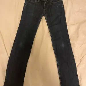 Säljer dessa snygga jeans då de är lite för små och för långa för mig. Är i gott skick och i en straight jeans modell.