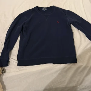 Ralph Lauren sweatshirt  - Fin polo sweatshirt i nyskick. Det är största ungdoms storleken men man kan säga att den är x-small/small i passform