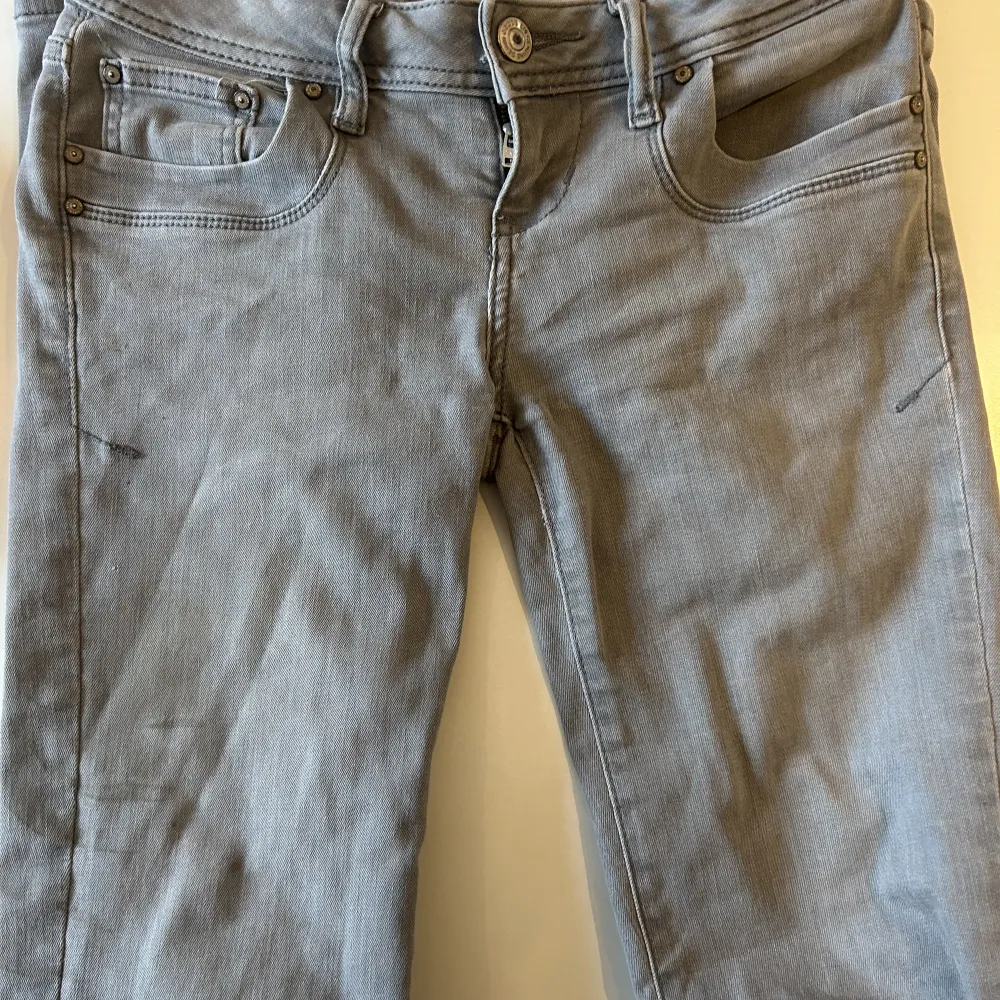 Hej, säljer nu mina mycket populära och slutsålda gråa Ltb jeans i modellen valerie. Inga defekter och väl omhändertagna. Kan även tänka mig att byta mot ett par i 25/34 eller 25/32. Kontakta mig vid frågor eller funderingar. ❤️ dom är förlängda.. Jeans & Byxor.
