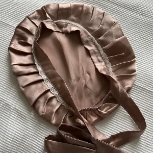 Ren Silke Spets Sömn Mössa Med Band i Färgen Blek Mauve - SilkSilky - Endast provad en gång! Säljer denna bonnet från SilkSilky på grund av att den är för liten för mitt hår. Den passar bättre för de med tunt hår. De påstår att den är gjort av 100% Mullbärssilke, men jag är inte säker. 