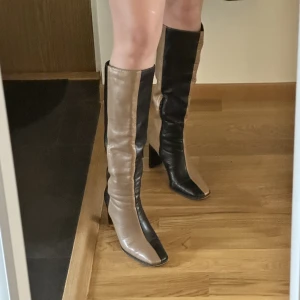 Klackar  - Super coola högklackade boots. Okänt märke, köpta secondhand men i jättefint skick 