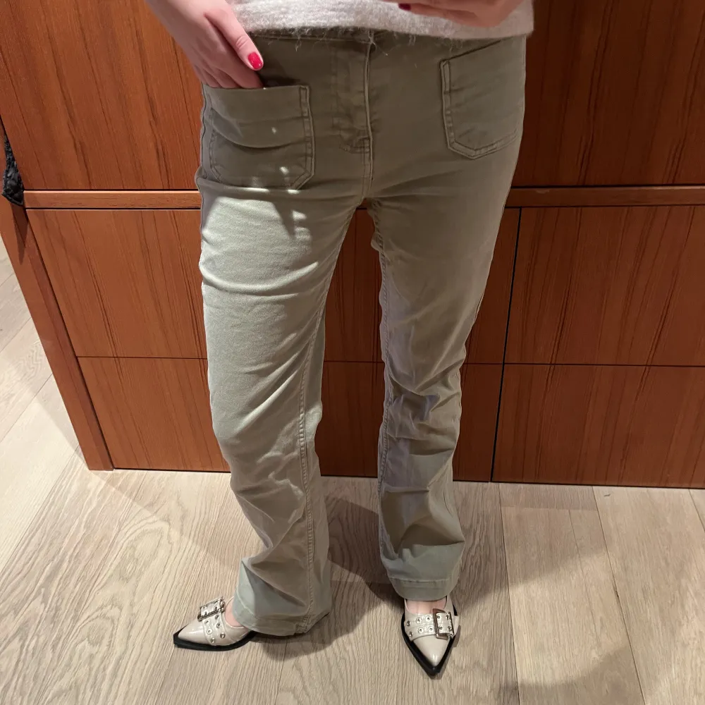 Säljer nu mina super fina gröna jeans med fickor framtill. Nästan aldrig använda. Dessa är långa på mig som är 174cm och är i storlek 38.. Jeans & Byxor.