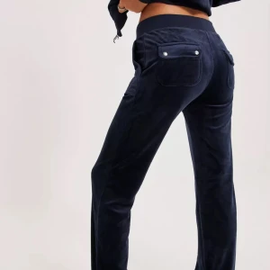 Juicy Couture Mörkblå - Säljer min fina juicy eftersom jag inte använder den längre. Den är dessutom i väldigt bra skick.💕Den passar både S och M. Hör av dig vid flera frågor.💕💕