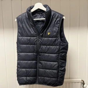 Lyle & Scott dunväst - Riktigt fin dunväst av märket Lyle&Scott. Storlek S men passar M Skick: 8/10  Nypris: 1300kr  Mitt pris: 300kr