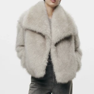 Zara fuskpäls - Säljer den populära fuskpälsen från zara då jag har dubbletter. Den är helt slutsåld på hemsidan. Kappan är helt oanvänd och kommer skickas i orginalförpackning med prislappen på. 