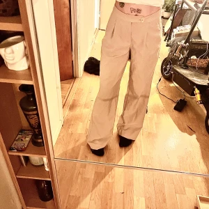 Kostymbyxor  - Knappt använda kostymbyxor ifrån Bikbok, toppenskick. Strl xs, kommer tyvärr inte till användning längre.🥰