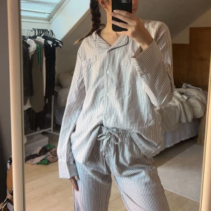 Pyjamas  - Jättefin pyjamas i storlek S. Båda delarna 200kr annars 100kr delen. Mycket skönt material 