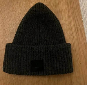 Acne mössa - Grå acne mössa 