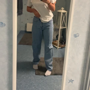 Ljusblå Baggy jeans  - Ett par ljusblå baggy jeans ifrån hm i storlek 34 🩵 Har aldrig kommit till användning så nästan som nya 