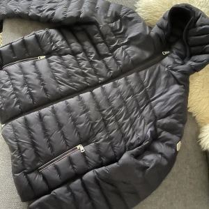 Moncler jacka  - Säljer jättefin Moncler jacka💗 säljer pga den är väldigt för stor för mig och vill ha lite tjockare nu till vintern 💗 nypris är ca 7600💗