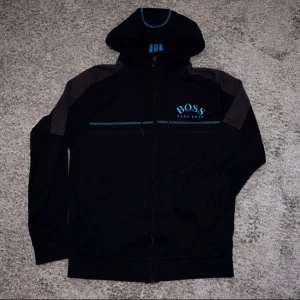 Hugo boss tröja - En Hugo boss tröja med dragkedja. Skick 8/10 har använt ett tag, men inga fel på den alls. Priset kan diskuteras🤝🏽