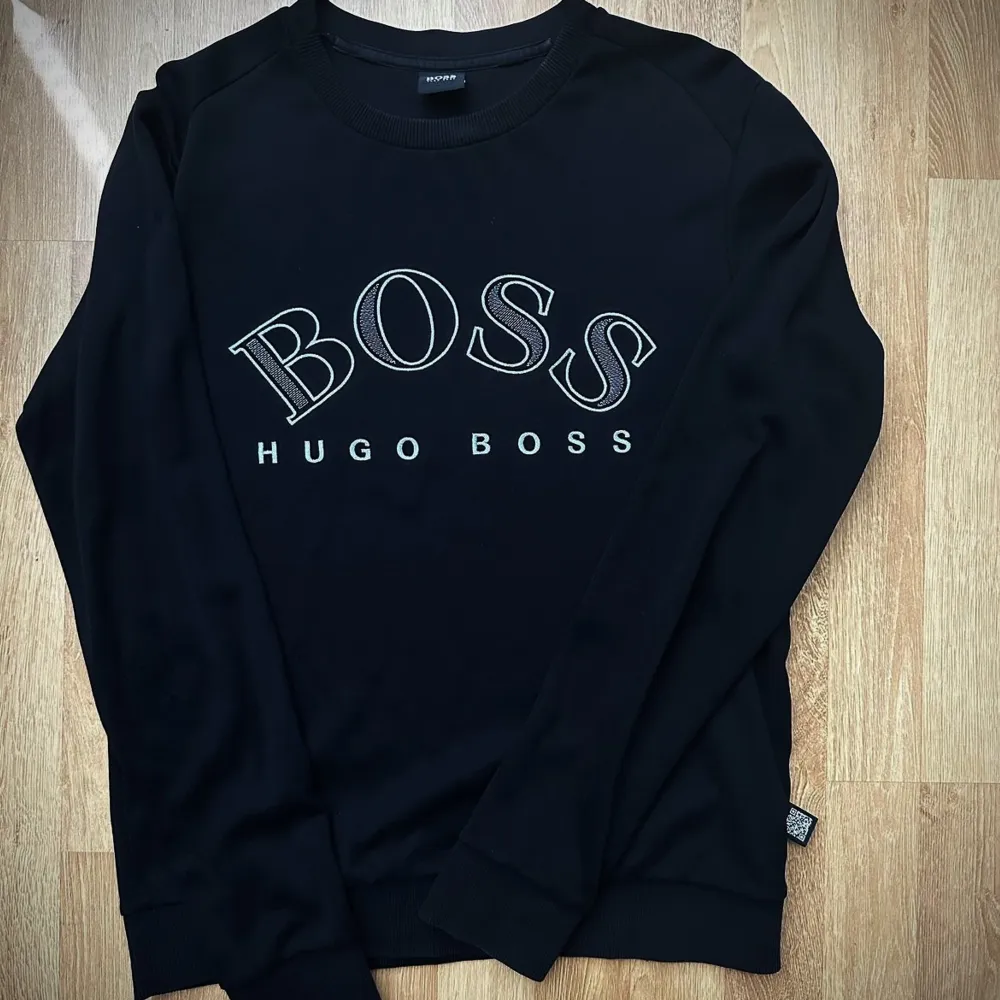 En svart Hugo boss tröja i storlek S, skick 7/10. Lite slitage vid armbågen, skriv för bilder.. Tröjor & Koftor.