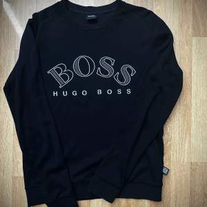 En svart Hugo boss tröja i storlek S, skick 7/10. Lite slitage vid armbågen, skriv för bilder.