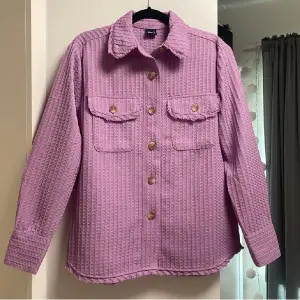  Skjortjacka i färgen lila från Gina Tricot. Den är XS men som man ser på bilden är den stor i storlek, skulle nog passa alla mellan XS-XL. Priset kan diskuteras!