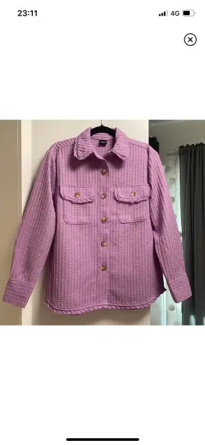 Skjortjacka i färgen lila från Gina Tricot. Den är XS men som man ser på bilden är den stor i storlek, skulle nog passa alla mellan XS-XL. Priset kan diskuteras!