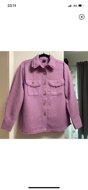 Skjort-Jacka/kofta - lila💜 -  Skjortjacka i färgen lila från Gina Tricot. Den är XS men som man ser på bilden är den stor i storlek, skulle nog passa alla mellan XS-XL. Priset kan diskuteras!