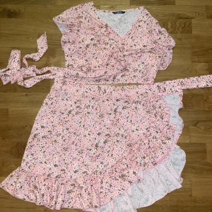 Set med top och kjol  - Set från shein med top och kjol man knyter runt sig och finns även en knapp så dom ska sitta på. Storlek S och aldrig använda