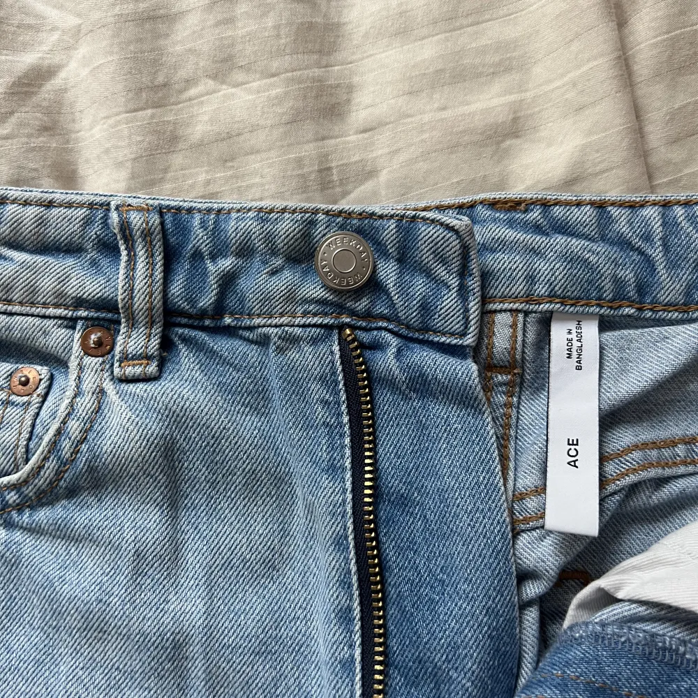 Säljer jeans från weekday i modellen Ace. De är helt slutsålda och är i storleken W25 L30. . Jeans & Byxor.