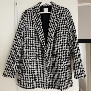 Svart/vit rutig kavaj - Svart/vit rutig kavaj från H&M, testad på men aldrig använd.