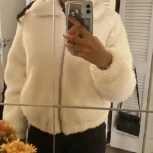Teddyjacka - Vit fluffig Teddyjacka ifrån H&M! Använd ett fåtal gånger utan defekter.