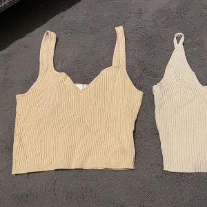 Beiga linnen  - Två jättesöta toppar, ett mer gult som är i storlek XS men sitter som S-M och ett mer beiget som är i storlek S!  20kr styck💞30kr för båda + frakt 