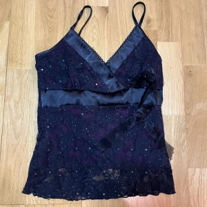 Topp - Söt topp, man kan knyta en rosett där fram❣️