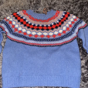 Blå tjock tröja  - Blå tjock tröja från Lindex har använt den 1 gång jätte fin och mysig för julen 