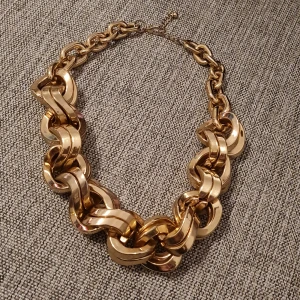 Guldigt halsband - Guldigt halsband i plastmaterial. 